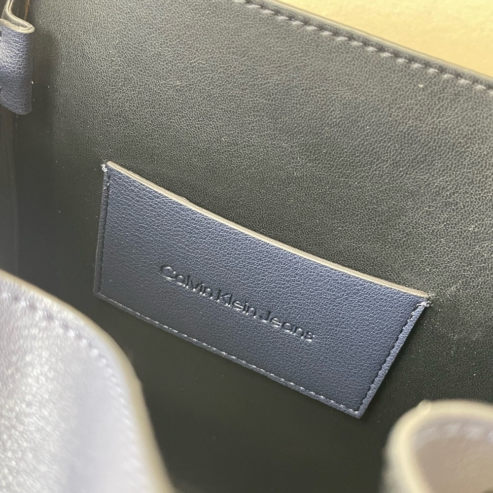 (new+tag) Calvin Klein large bucket bag (CK) navy blue — Jennie Blackpink - Picture 10 of 10